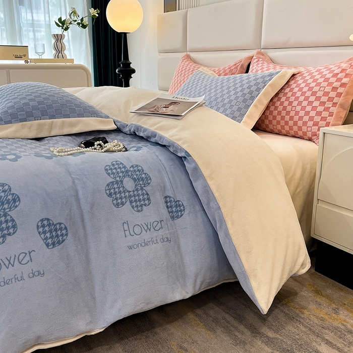 91家纺网 家纺一手货源 找家纺 花香四季家纺 2025新款全消光工艺320克牛奶绒四件套 棋盘格-蓝