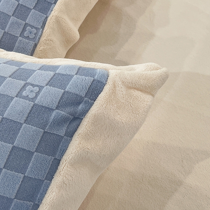 91家纺网 家纺一手货源 找家纺 花香四季家纺 2025新款全消光工艺320克牛奶绒四件套 棋盘格-蓝