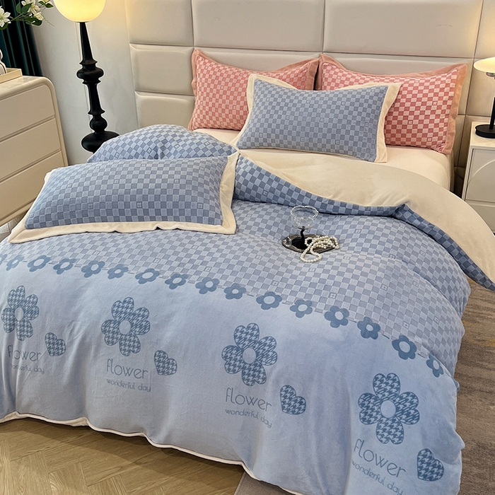 91家纺网 家纺一手货源 找家纺 花香四季家纺 2025新款全消光工艺320克牛奶绒四件套 棋盘格-蓝