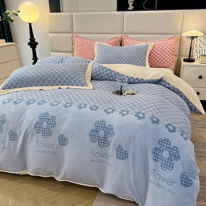 91家纺网 家纺一手货源 找家纺 花香四季家纺 2025新款全消光工艺320克牛奶绒四件套 棋盘格-蓝