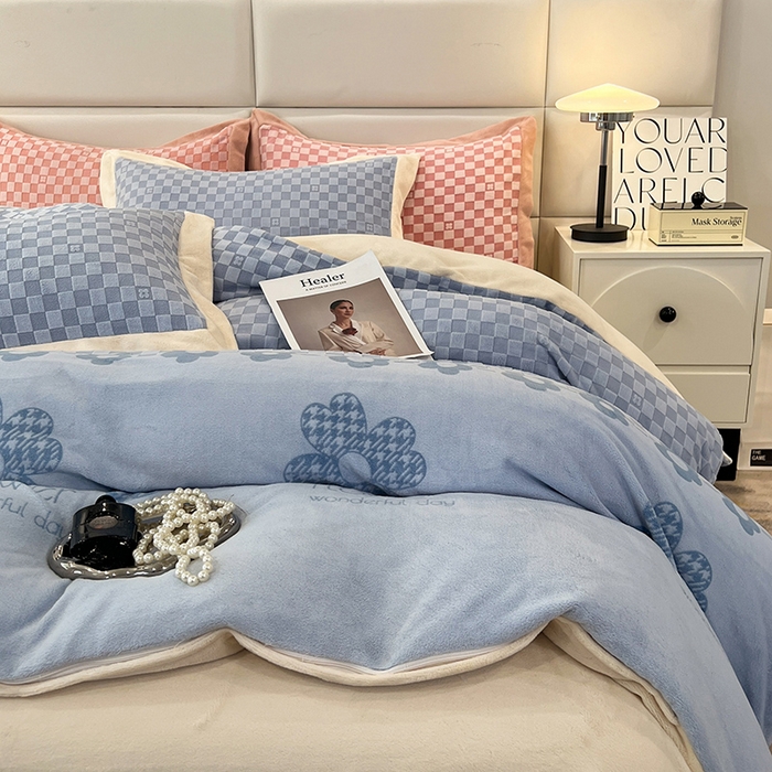 91家纺网 家纺一手货源 找家纺 花香四季家纺 2025新款全消光工艺320克牛奶绒四件套 棋盘格-蓝