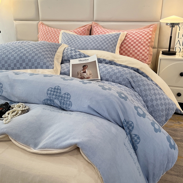 91家纺网 家纺一手货源 找家纺 花香四季家纺 2025新款全消光工艺320克牛奶绒四件套 棋盘格-蓝