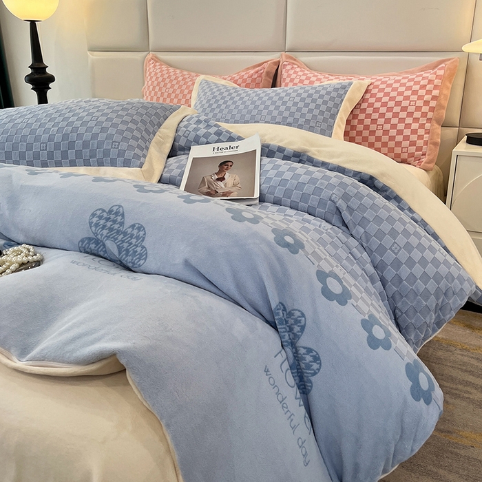 91家纺网 家纺一手货源 找家纺 花香四季家纺 2025新款全消光工艺320克牛奶绒四件套 棋盘格-蓝