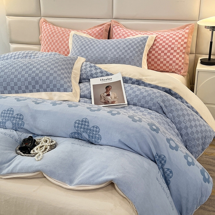 91家纺网 家纺一手货源 找家纺 花香四季家纺 2025新款全消光工艺320克牛奶绒四件套 棋盘格-蓝