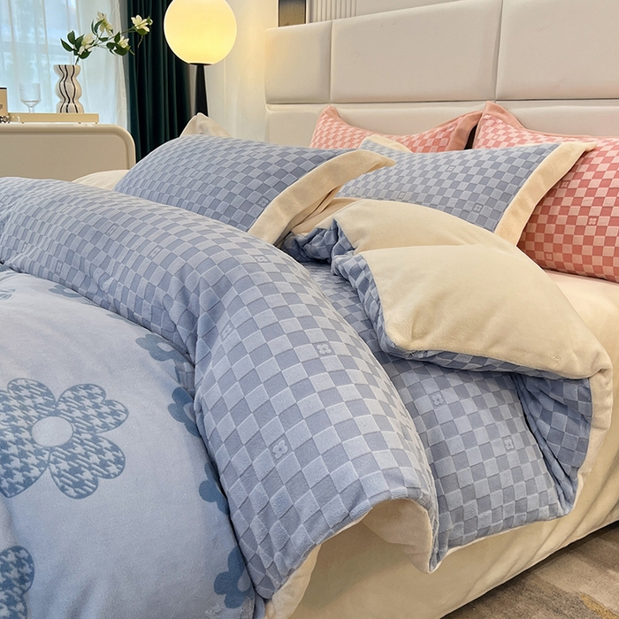 91家纺网 家纺一手货源 找家纺 花香四季家纺 2025新款全消光工艺320克牛奶绒四件套 棋盘格-蓝