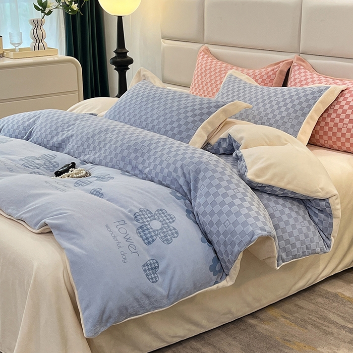 91家纺网 家纺一手货源 找家纺 花香四季家纺 2025新款全消光工艺320克牛奶绒四件套 棋盘格-蓝