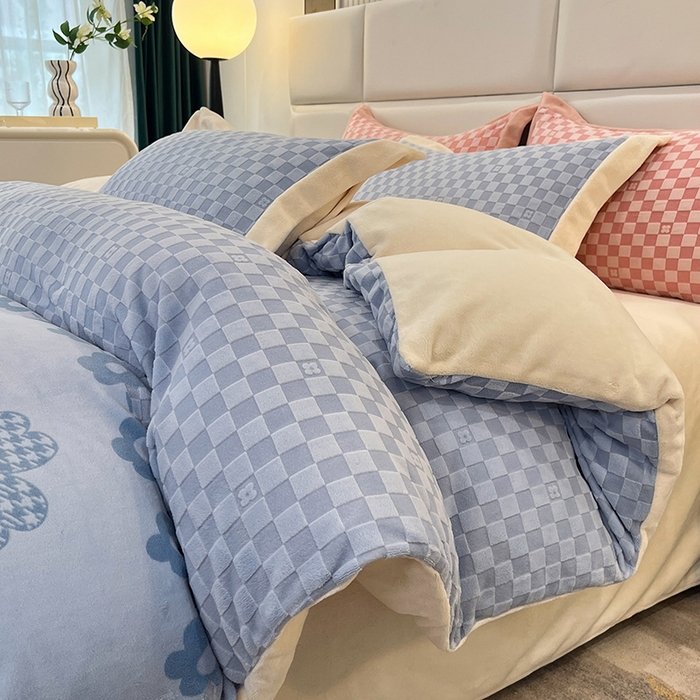 91家纺网 家纺一手货源 找家纺 花香四季家纺 2025新款全消光工艺320克牛奶绒四件套 棋盘格-蓝