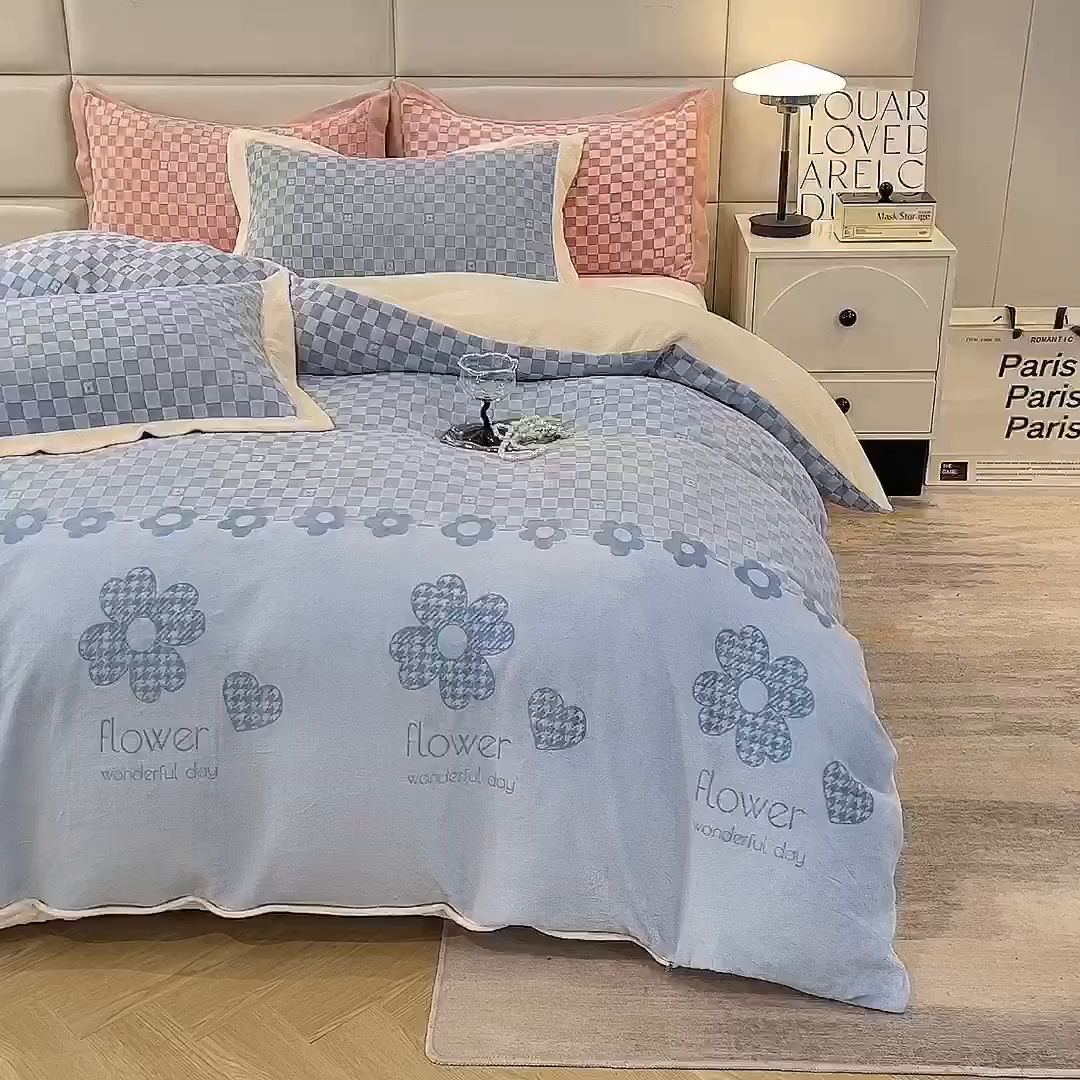 91家纺网 家纺一手货源 找家纺 花香四季家纺 2025新款全消光工艺320克牛奶绒四件套 棋盘格-蓝