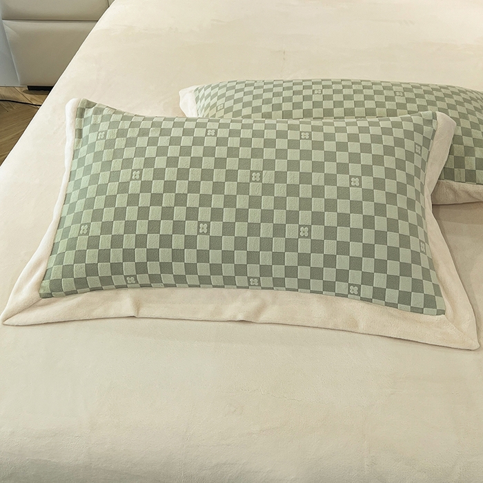 91家纺网 家纺一手货源 找家纺 花香四季家纺 2025新款全消光工艺320克牛奶绒四件套 棋盘格-绿