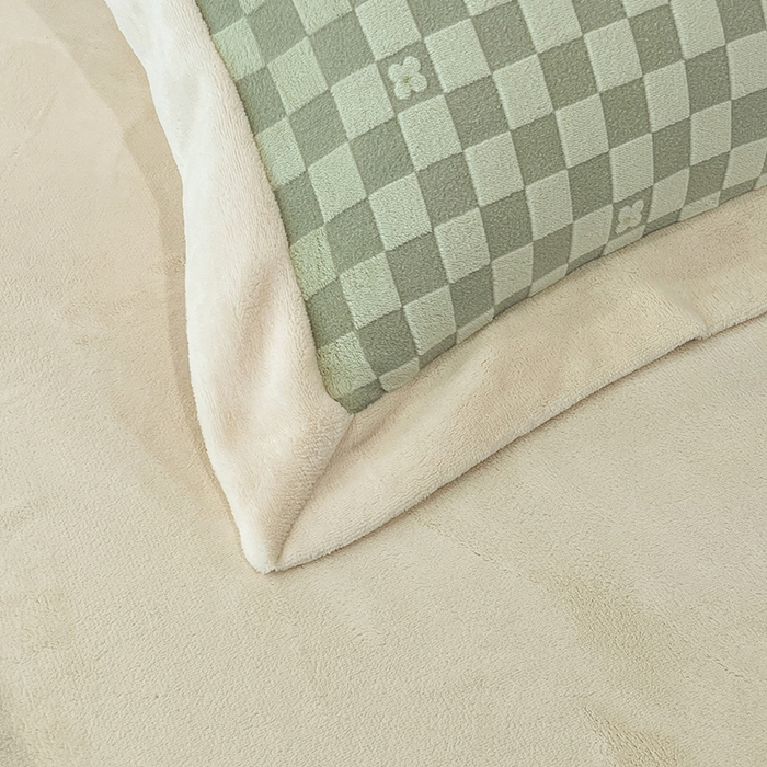 91家纺网 家纺一手货源 找家纺 花香四季家纺 2025新款全消光工艺320克牛奶绒四件套 棋盘格-绿