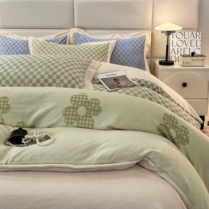 91家纺网 家纺一手货源 找家纺 花香四季家纺 2025新款全消光工艺320克牛奶绒四件套 棋盘格-绿