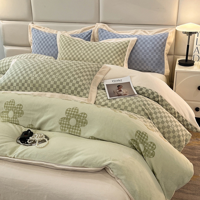 91家纺网 家纺一手货源 找家纺 花香四季家纺 2025新款全消光工艺320克牛奶绒四件套 棋盘格-绿