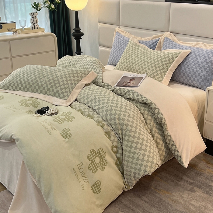 91家纺网 家纺一手货源 找家纺 花香四季家纺 2025新款全消光工艺320克牛奶绒四件套 棋盘格-绿