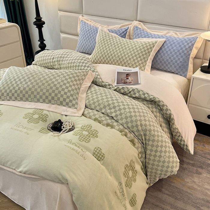 91家纺网 家纺一手货源 找家纺 花香四季家纺 2025新款全消光工艺320克牛奶绒四件套 棋盘格-绿