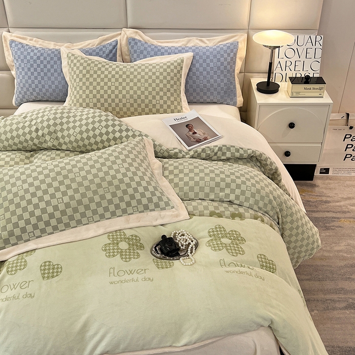 91家纺网 家纺一手货源 找家纺 花香四季家纺 2025新款全消光工艺320克牛奶绒四件套 棋盘格-绿