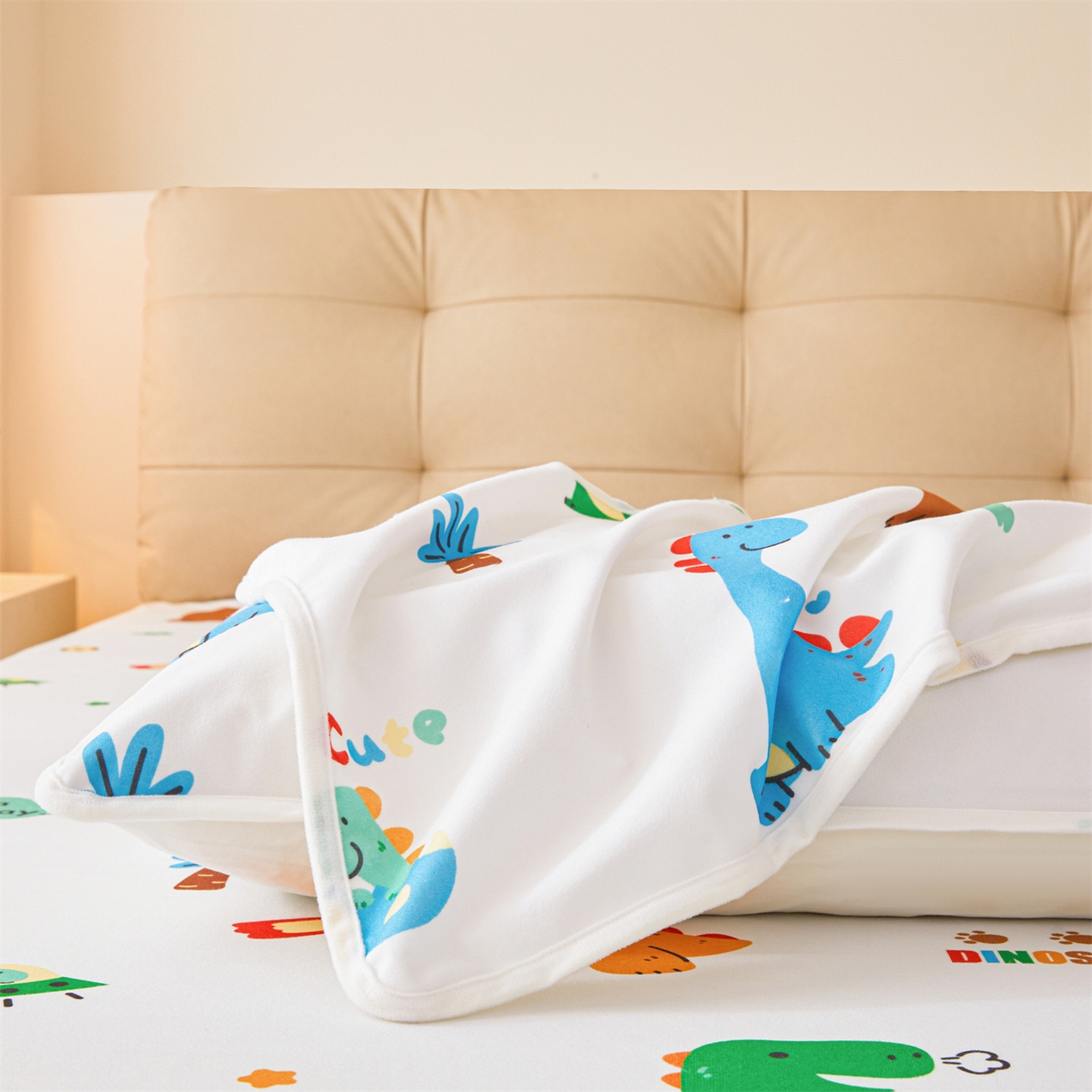 91家纺网 家纺一手货源 找家纺 雯豆家纺 2025新款TPU防水隔尿床笠防脏垫单床笠床笠单件 防水床笠-小恐龙