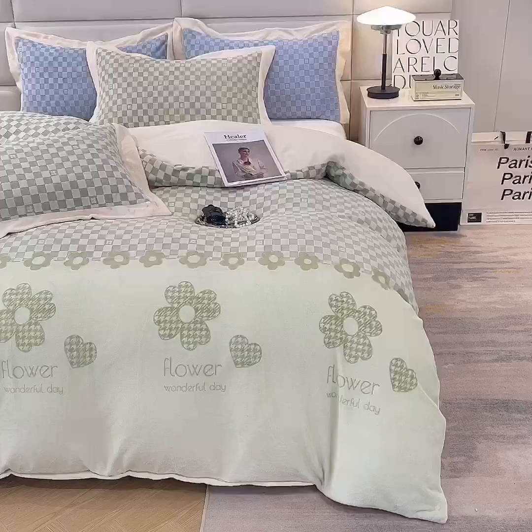 91家纺网 家纺一手货源 找家纺 花香四季家纺 2025新款全消光工艺320克牛奶绒四件套 棋盘格-绿