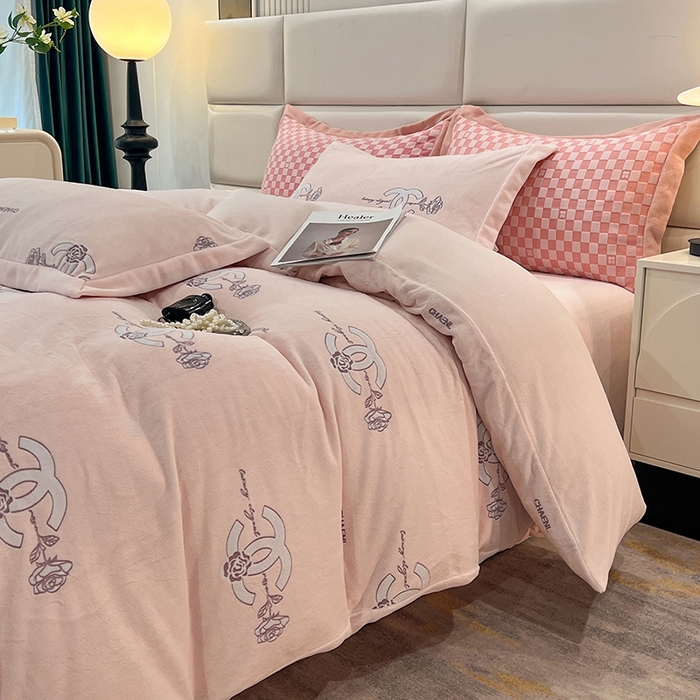 91家纺网 家纺一手货源 找家纺 花香四季家纺 2025新款全消光工艺320克牛奶绒四件套 心动玫瑰