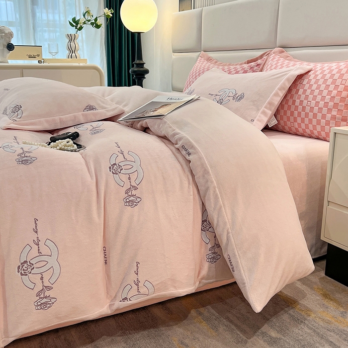 91家纺网 家纺一手货源 找家纺 花香四季家纺 2025新款全消光工艺320克牛奶绒四件套 心动玫瑰