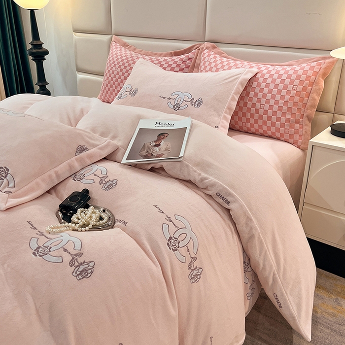 91家纺网 家纺一手货源 找家纺 花香四季家纺 2025新款全消光工艺320克牛奶绒四件套 心动玫瑰