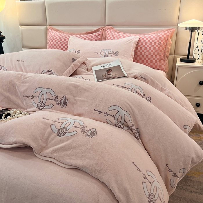 91家纺网 家纺一手货源 找家纺 花香四季家纺 2025新款全消光工艺320克牛奶绒四件套 心动玫瑰