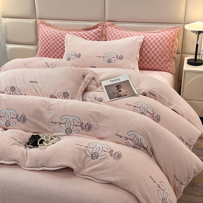 91家纺网 家纺一手货源 找家纺 花香四季家纺 2025新款全消光工艺320克牛奶绒四件套 心动玫瑰