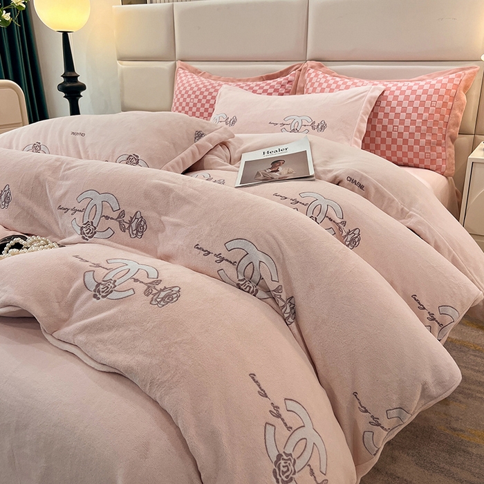 91家纺网 家纺一手货源 找家纺 花香四季家纺 2025新款全消光工艺320克牛奶绒四件套 心动玫瑰