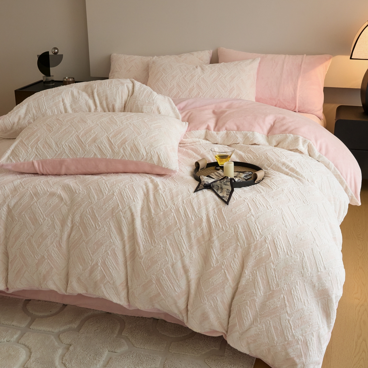 91家纺网 家纺一手货源 找家纺 言一 2025新款A类全消光超柔260G保暖加厚立体雕花牛奶绒四件套 霜语-粉