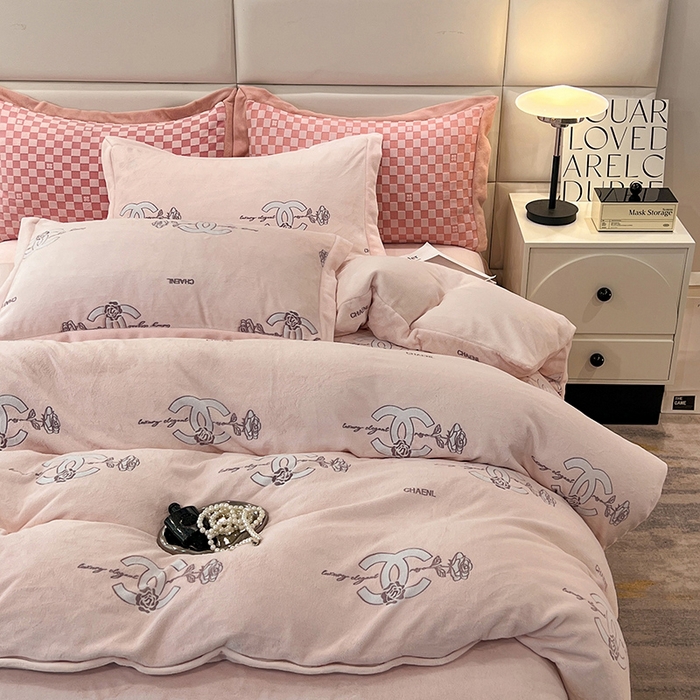 91家纺网 家纺一手货源 找家纺 花香四季家纺 2025新款全消光工艺320克牛奶绒四件套 心动玫瑰