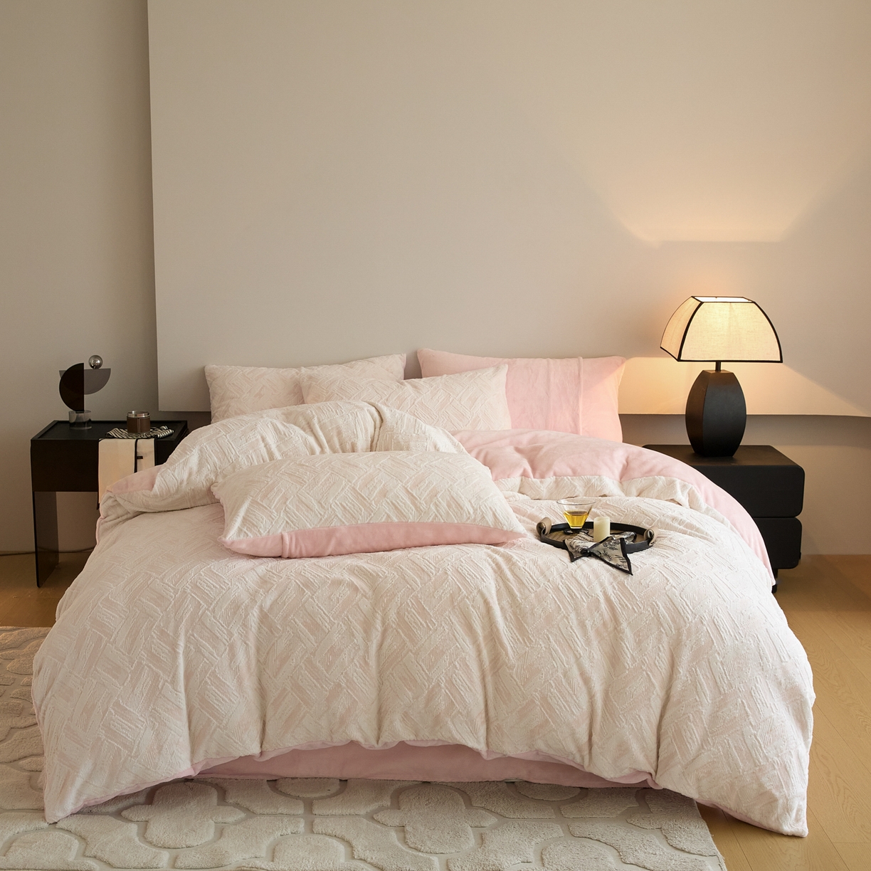 91家纺网 家纺一手货源 找家纺 言一 2025新款A类全消光超柔260G保暖加厚立体雕花牛奶绒四件套 霜语-粉