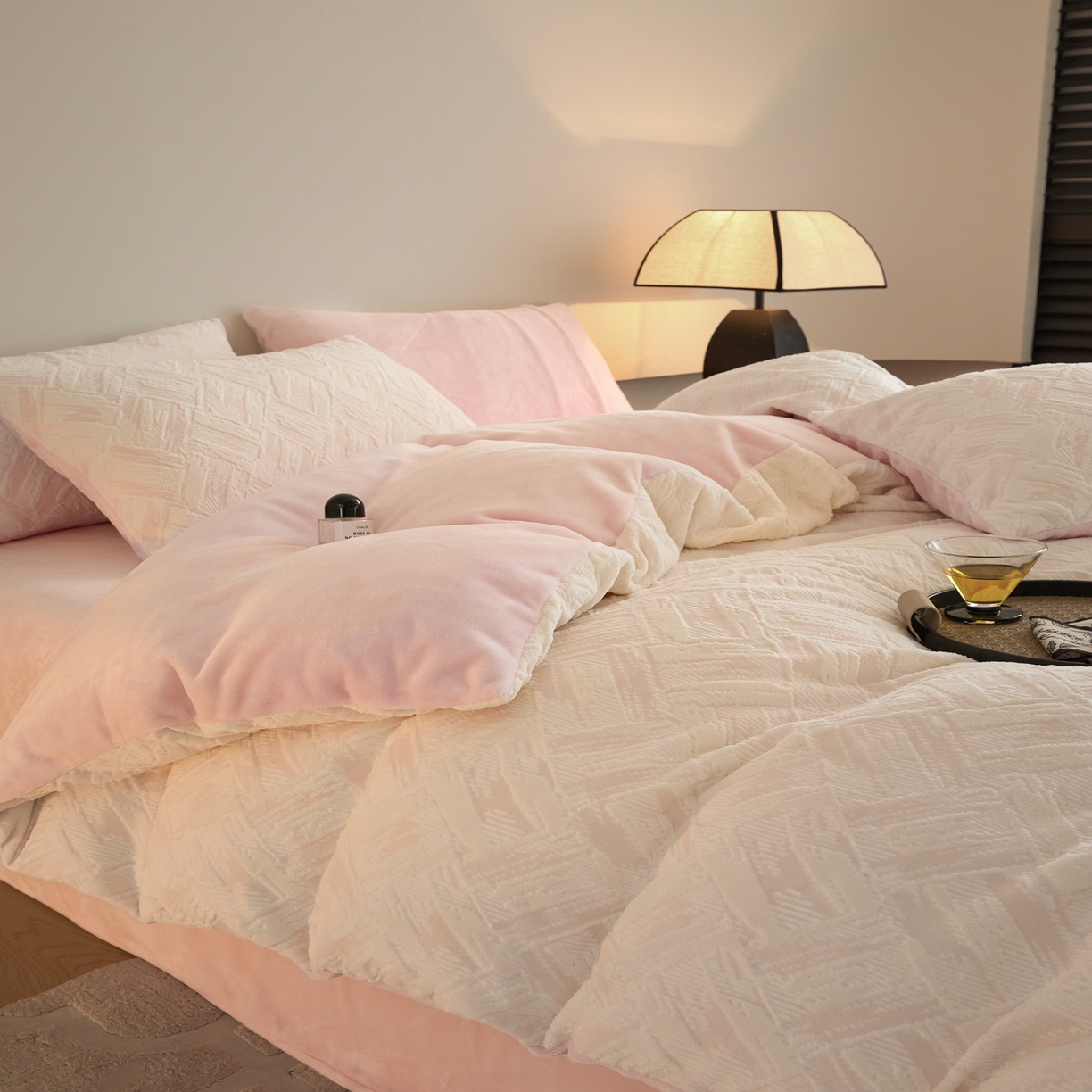 91家纺网 家纺一手货源 找家纺 言一 2025新款A类全消光超柔260G保暖加厚立体雕花牛奶绒四件套 霜语-粉