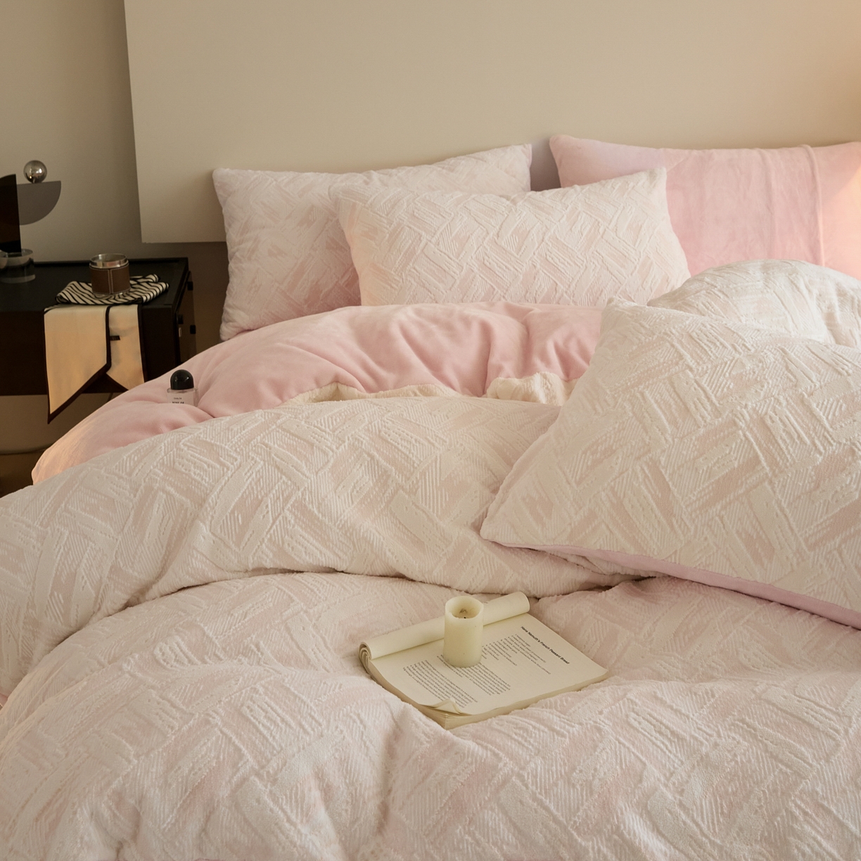 91家纺网 家纺一手货源 找家纺 言一 2025新款A类全消光超柔260G保暖加厚立体雕花牛奶绒四件套 霜语-粉