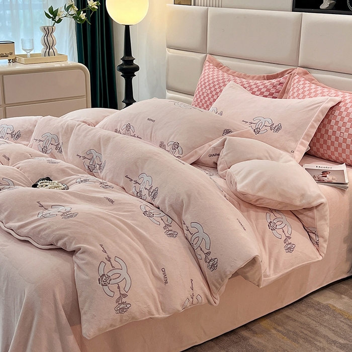 91家纺网 家纺一手货源 找家纺 花香四季家纺 2025新款全消光工艺320克牛奶绒四件套 心动玫瑰