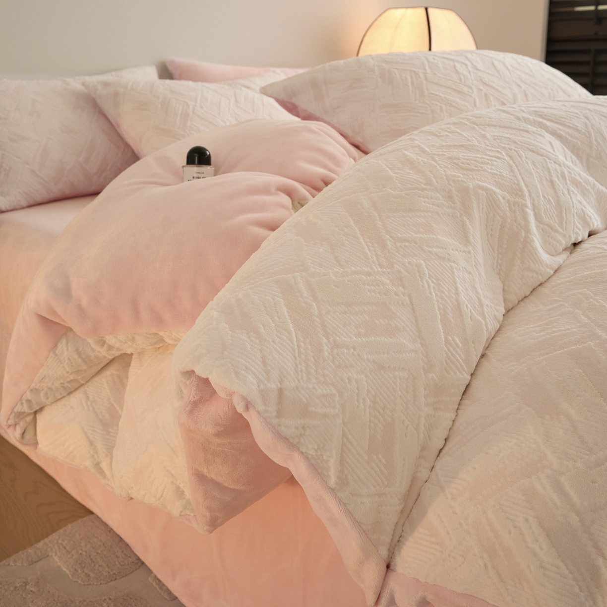 91家纺网 家纺一手货源 找家纺 言一 2025新款A类全消光超柔260G保暖加厚立体雕花牛奶绒四件套 霜语-粉