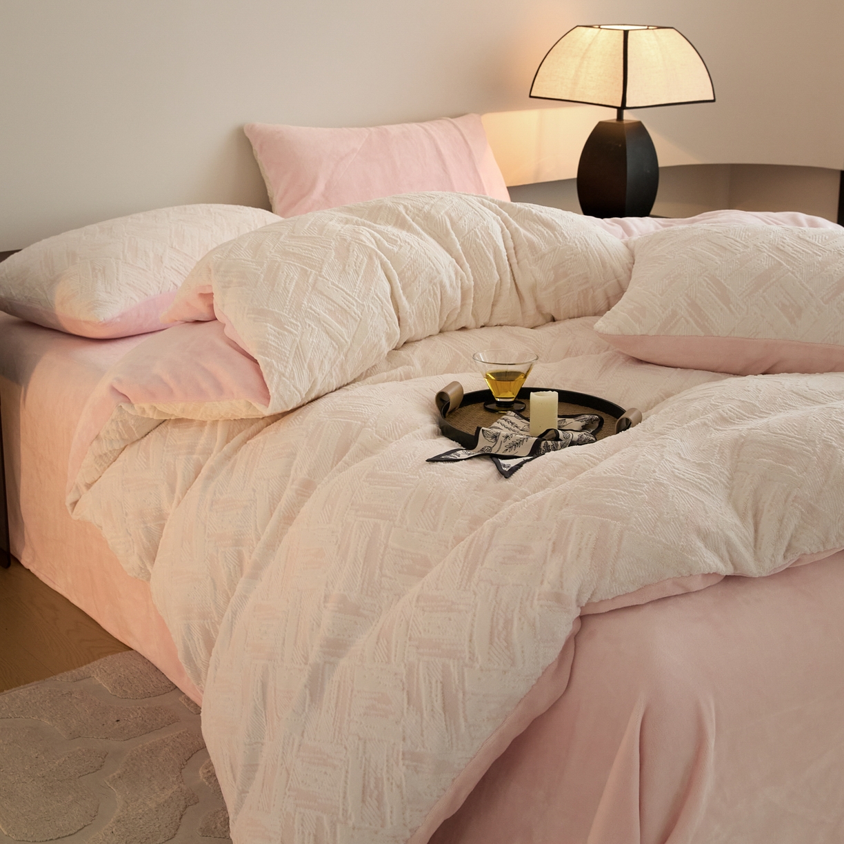 91家纺网 家纺一手货源 找家纺 言一 2025新款A类全消光超柔260G保暖加厚立体雕花牛奶绒四件套 霜语-粉