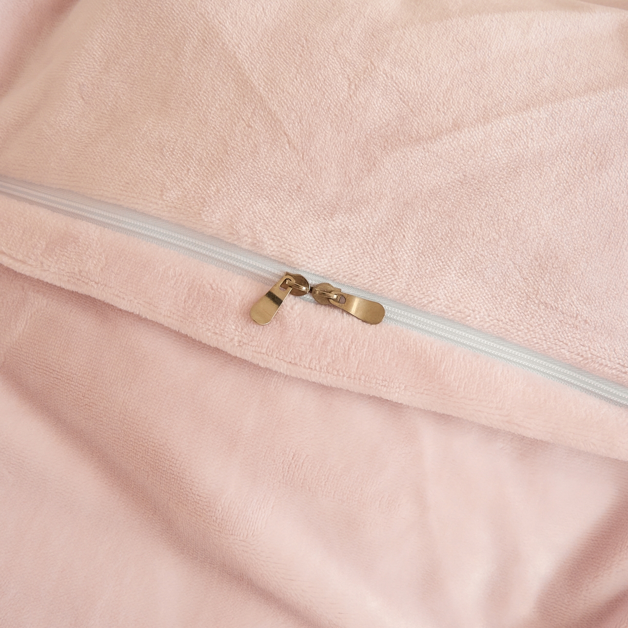 91家纺网 家纺一手货源 找家纺 言一 2025新款A类全消光超柔260G保暖加厚立体雕花牛奶绒四件套 霜语-粉