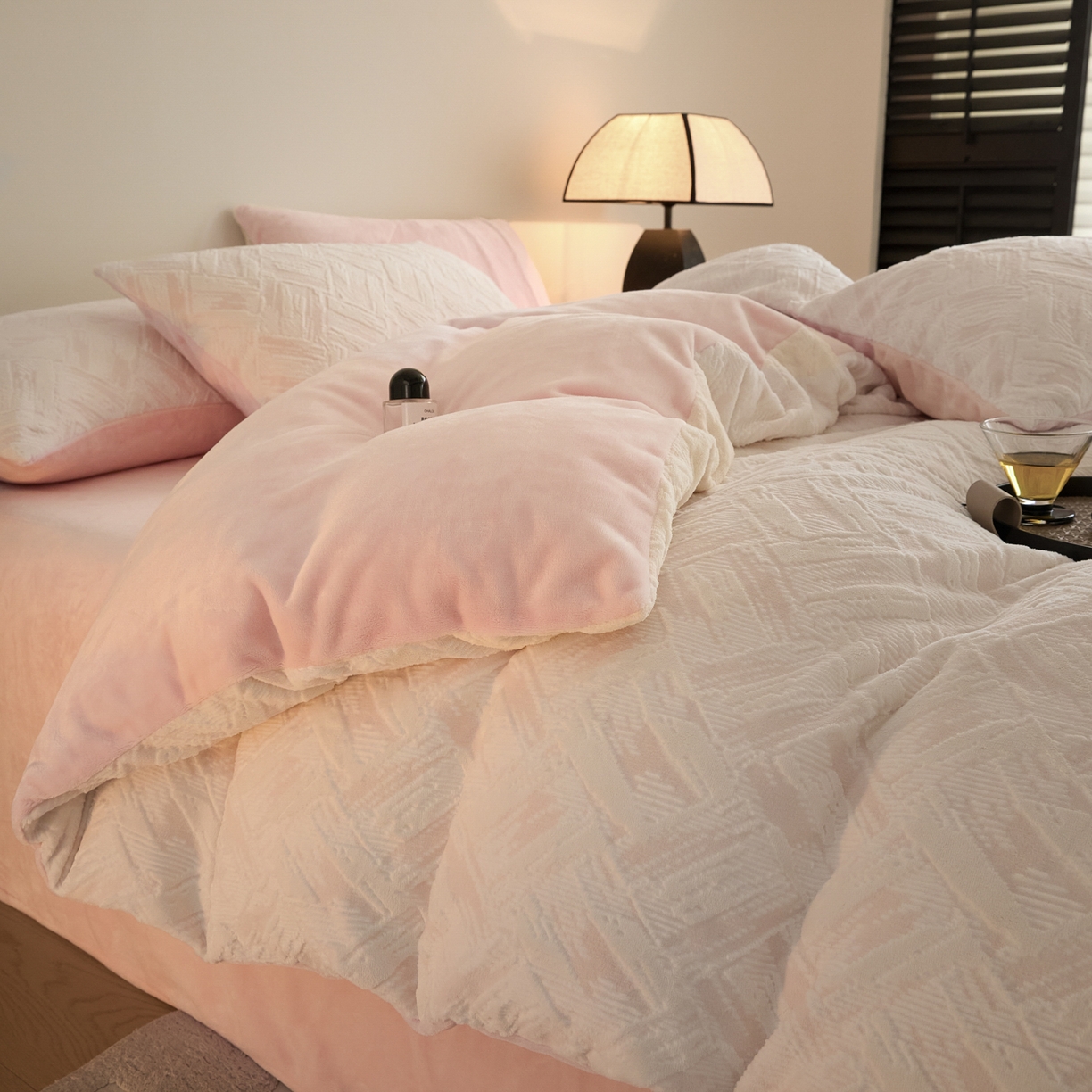 91家纺网 家纺一手货源 找家纺 言一 2025新款A类全消光超柔260G保暖加厚立体雕花牛奶绒四件套 霜语-粉