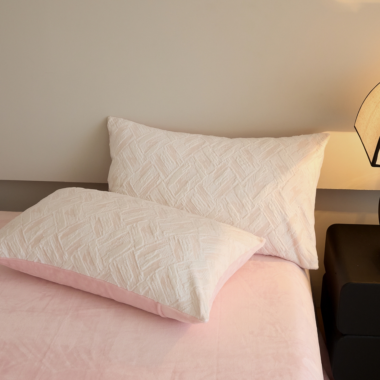 91家纺网 家纺一手货源 找家纺 言一 2025新款A类全消光超柔260G保暖加厚立体雕花牛奶绒四件套 霜语-粉