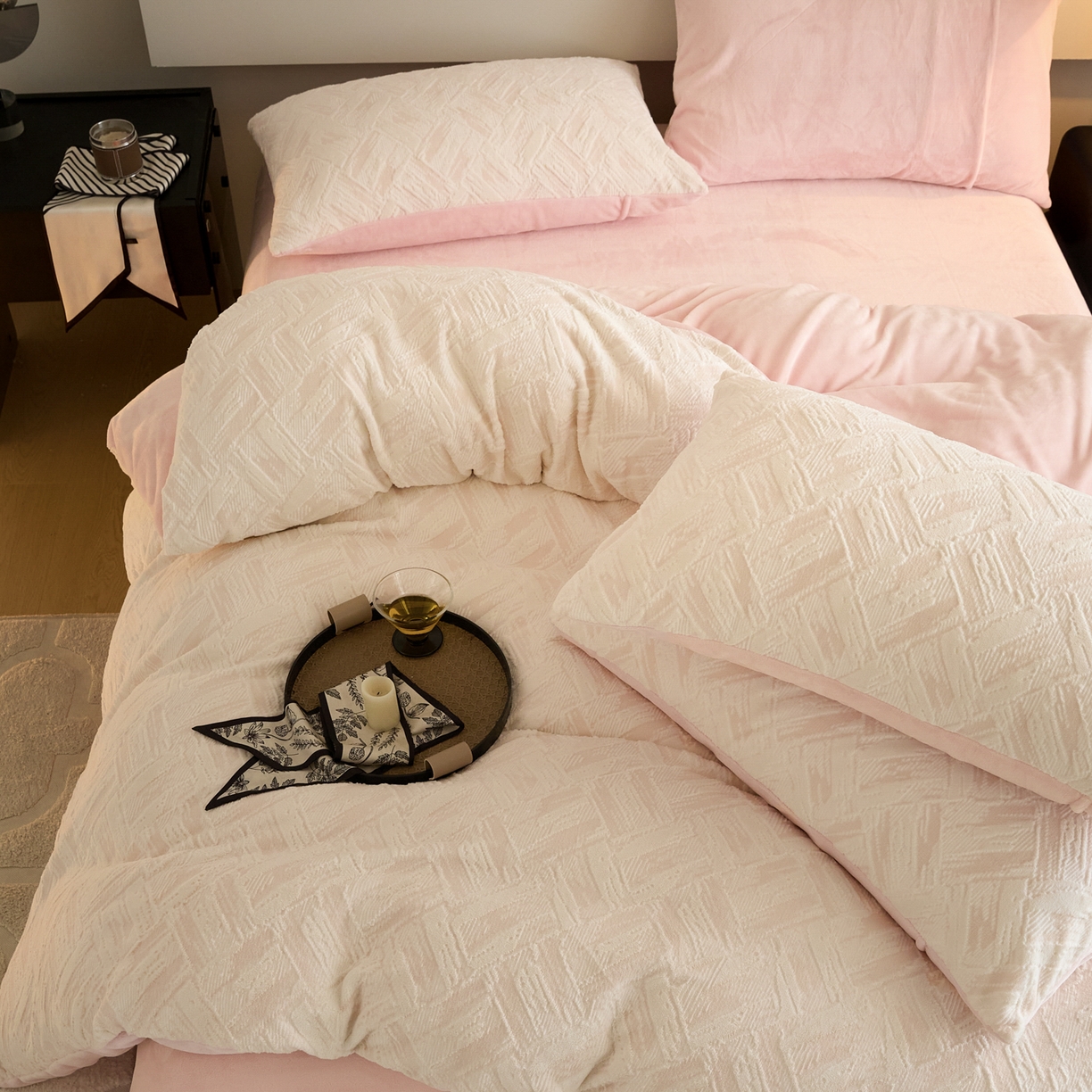 91家纺网 家纺一手货源 找家纺 言一 2025新款A类全消光超柔260G保暖加厚立体雕花牛奶绒四件套 霜语-粉