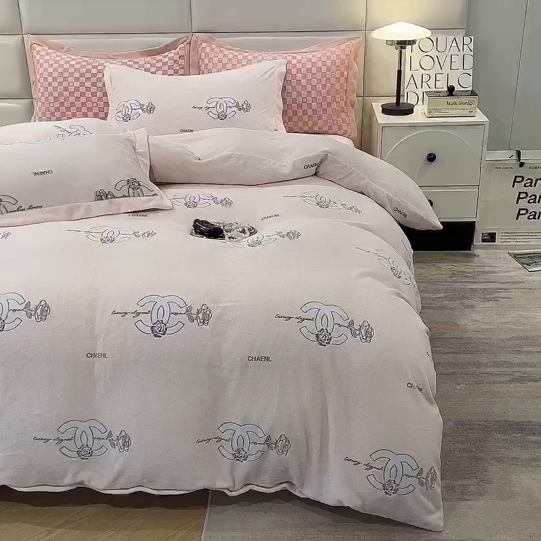 91家纺网 家纺一手货源 找家纺 花香四季家纺 2025新款全消光工艺320克牛奶绒四件套 心动玫瑰