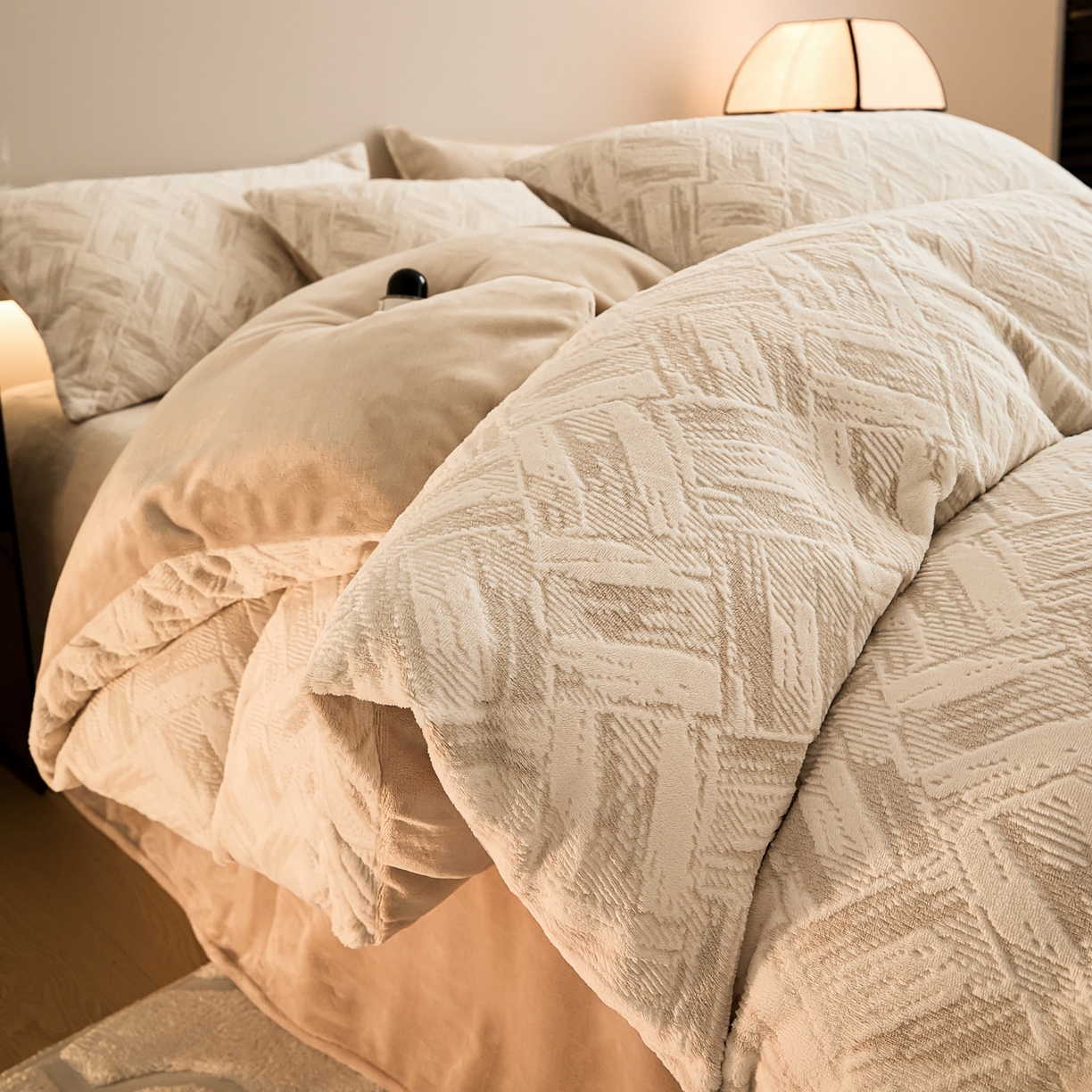 91家纺网 家纺一手货源 找家纺 言一 2025新款A类全消光超柔260G保暖加厚立体雕花牛奶绒四件套 霜语-卡其