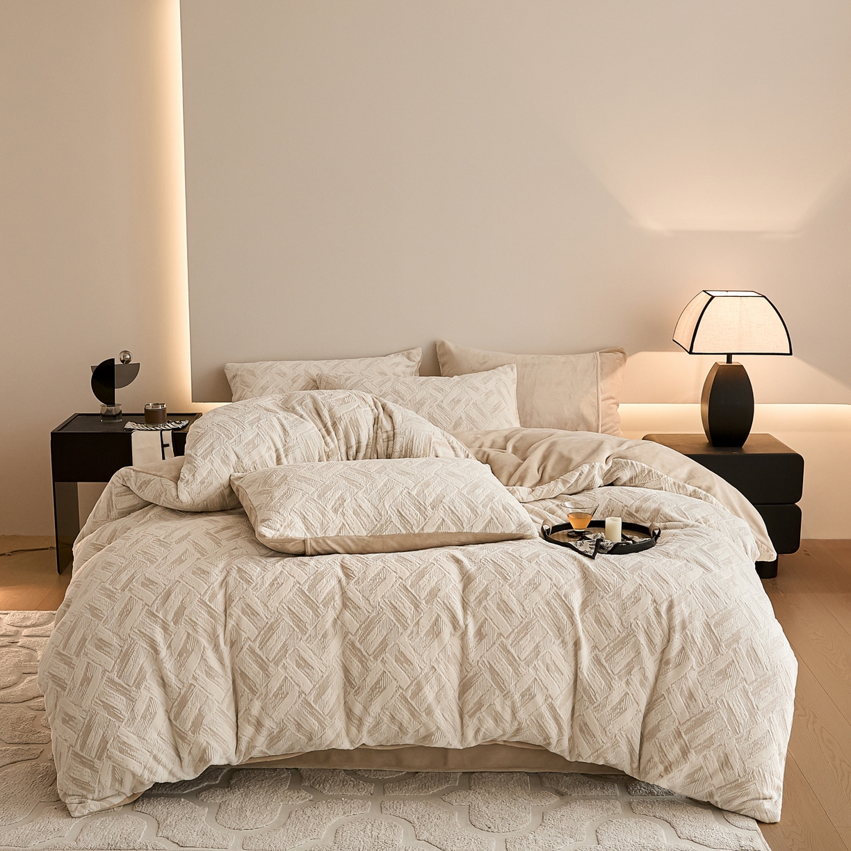 91家纺网 家纺一手货源 找家纺 言一 2025新款A类全消光超柔260G保暖加厚立体雕花牛奶绒四件套 霜语-卡其