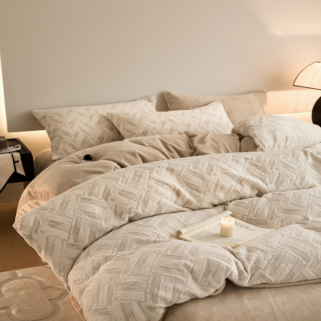 91家纺网 家纺一手货源 找家纺 言一 2025新款A类全消光超柔260G保暖加厚立体雕花牛奶绒四件套 霜语-卡其