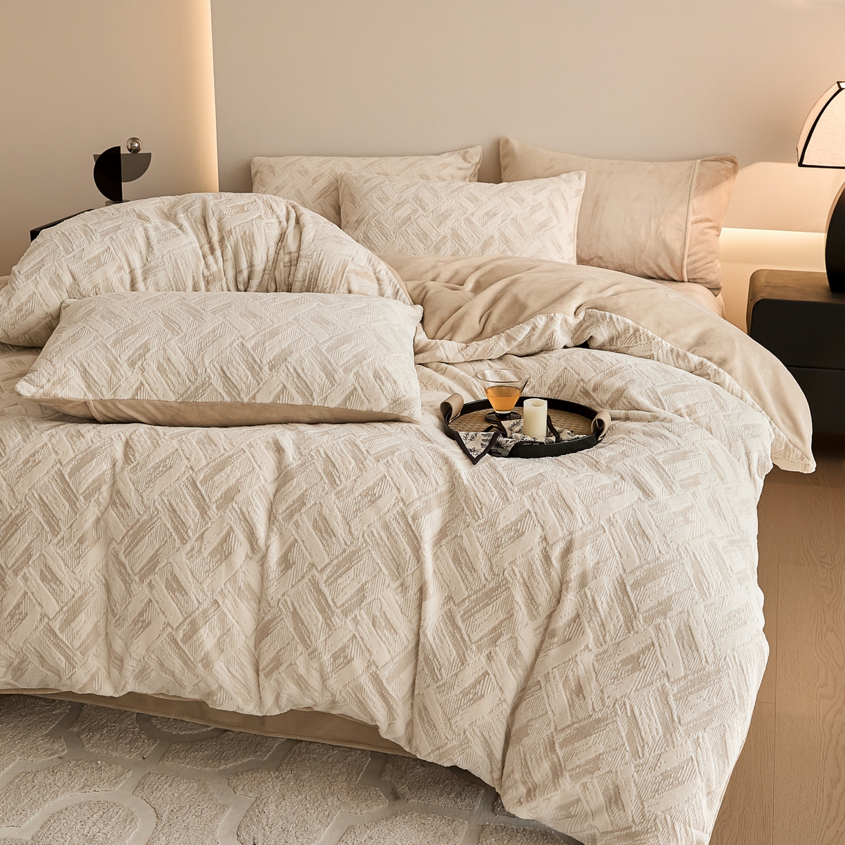 91家纺网 家纺一手货源 找家纺 言一 2025新款A类全消光超柔260G保暖加厚立体雕花牛奶绒四件套 霜语-卡其