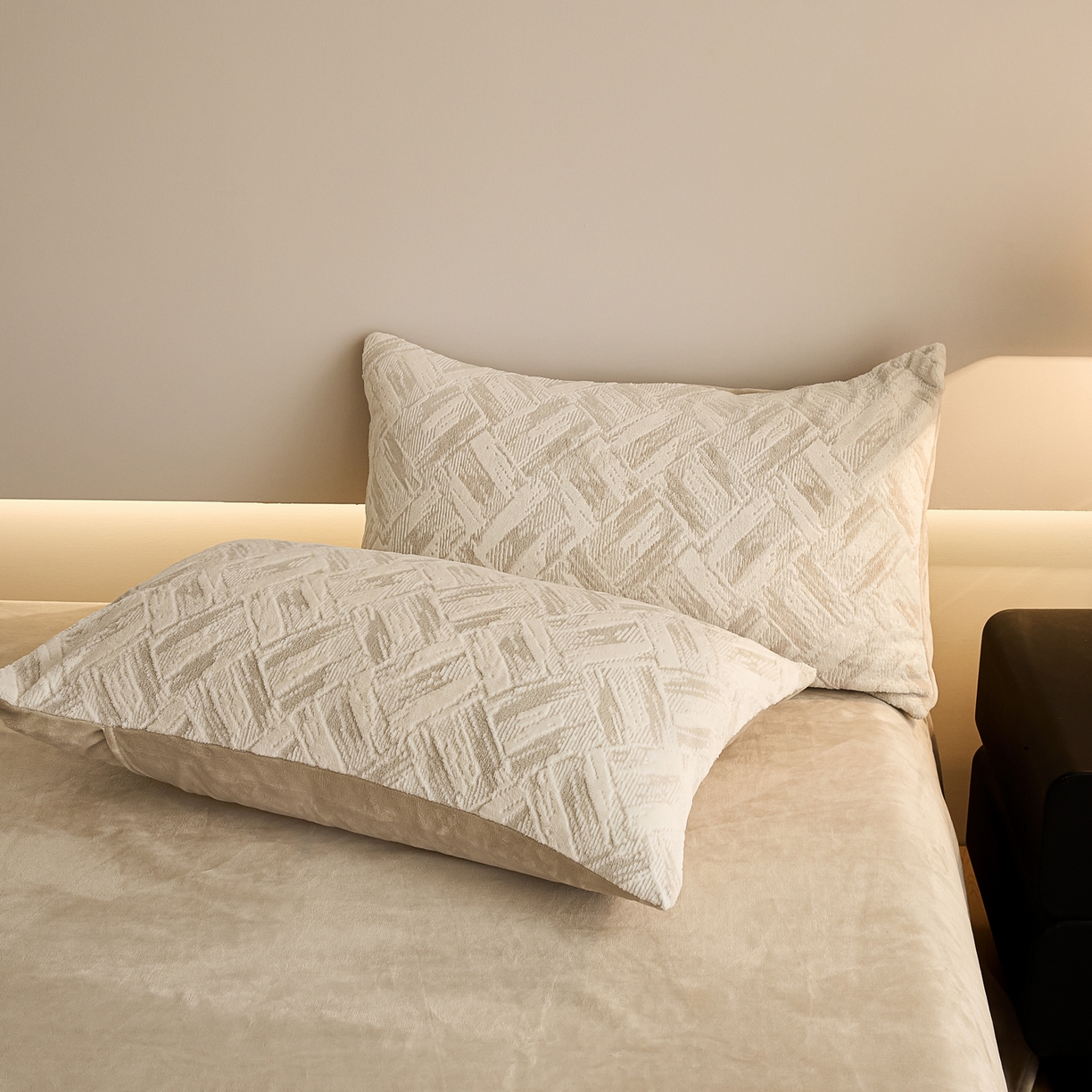 91家纺网 家纺一手货源 找家纺 言一 2025新款A类全消光超柔260G保暖加厚立体雕花牛奶绒四件套 霜语-卡其