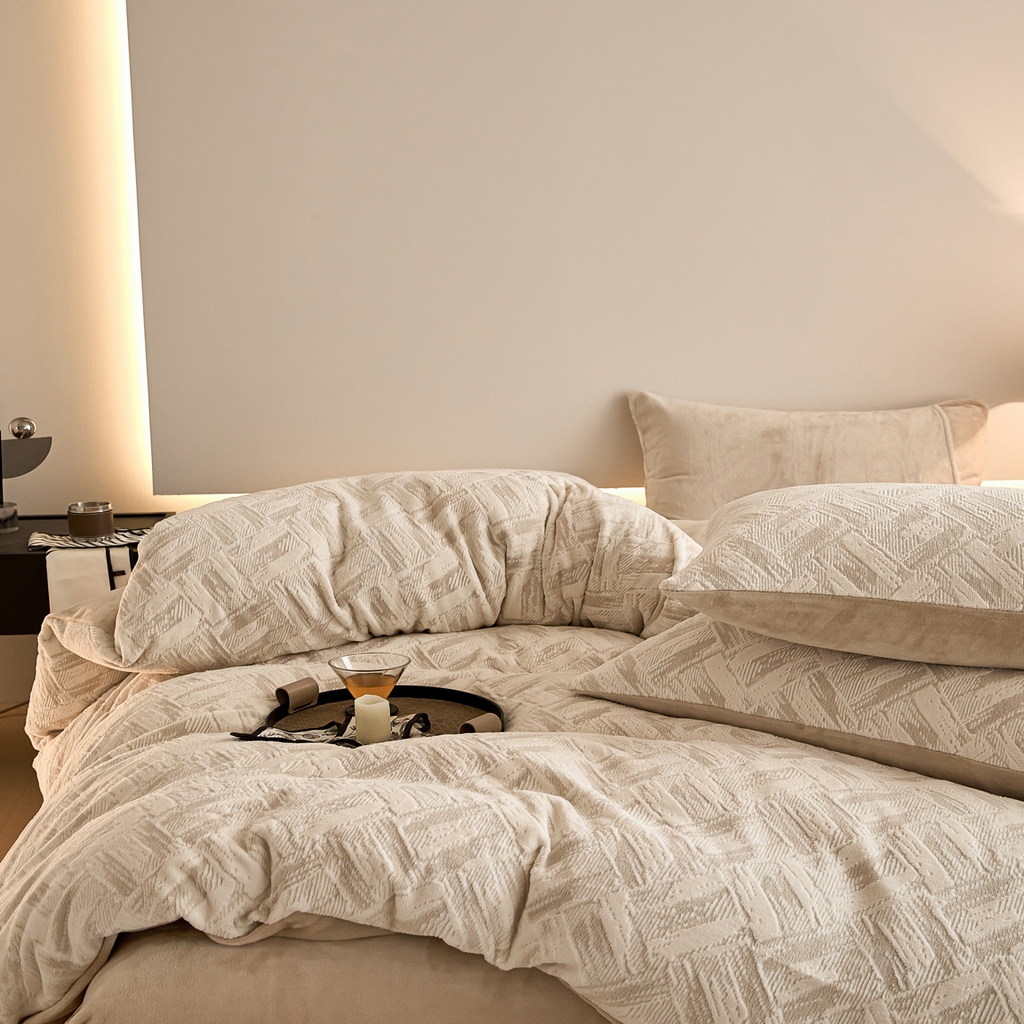 91家纺网 家纺一手货源 找家纺 言一 2025新款A类全消光超柔260G保暖加厚立体雕花牛奶绒四件套 霜语-卡其