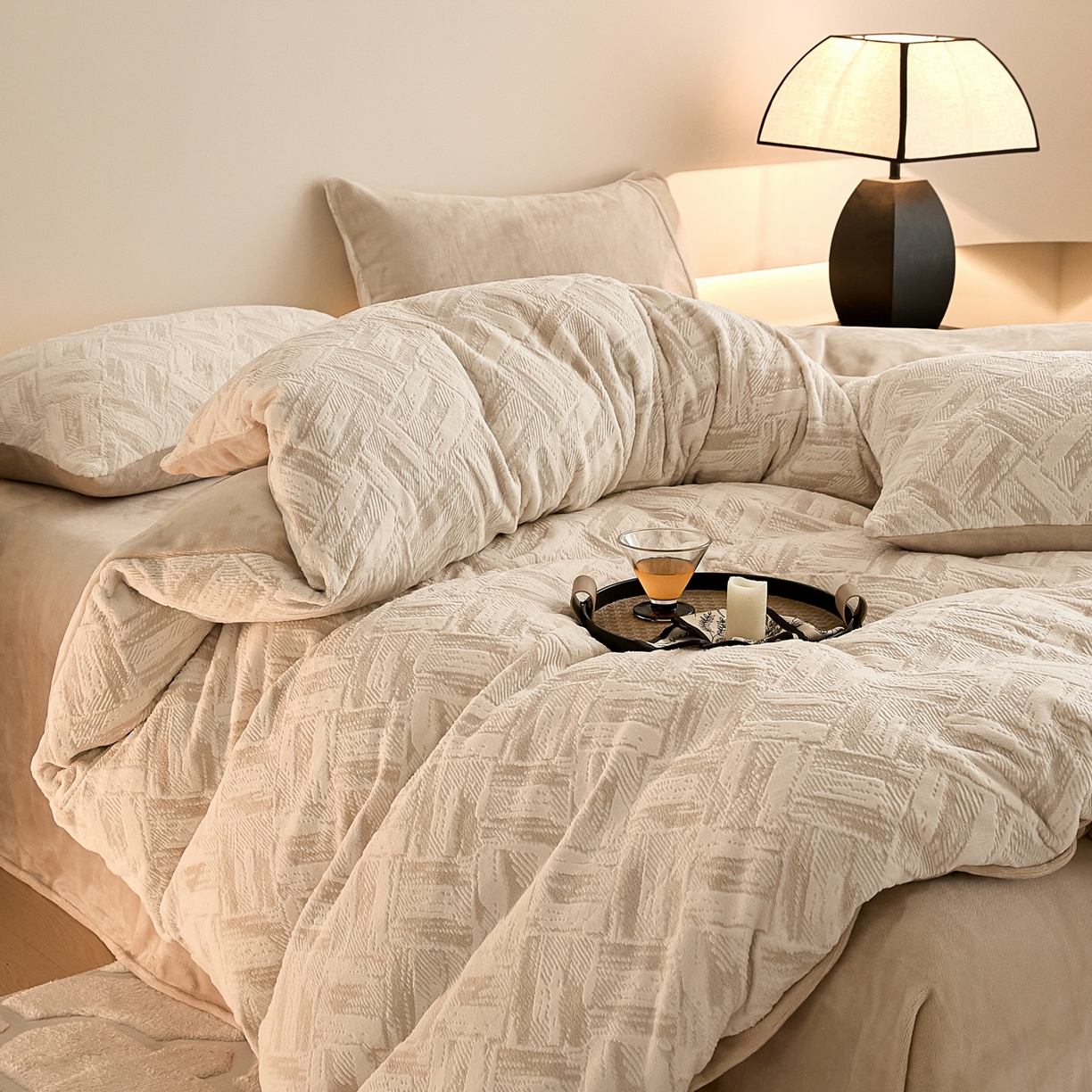 91家纺网 家纺一手货源 找家纺 言一 2025新款A类全消光超柔260G保暖加厚立体雕花牛奶绒四件套 霜语-卡其