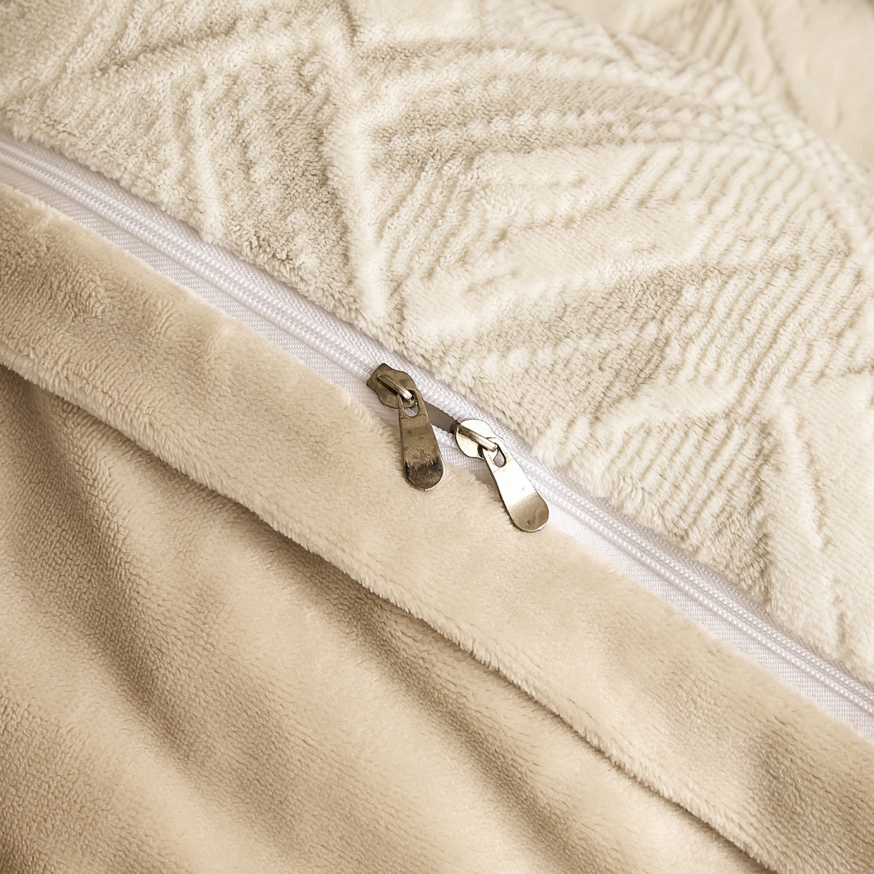 91家纺网 家纺一手货源 找家纺 言一 2025新款A类全消光超柔260G保暖加厚立体雕花牛奶绒四件套 霜语-卡其