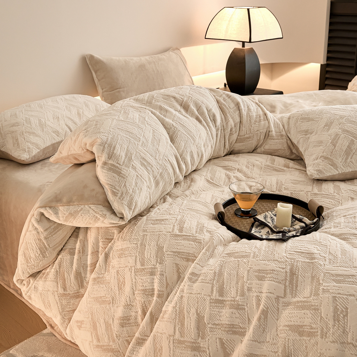 91家纺网 家纺一手货源 找家纺 言一 2025新款A类全消光超柔260G保暖加厚立体雕花牛奶绒四件套 霜语-卡其