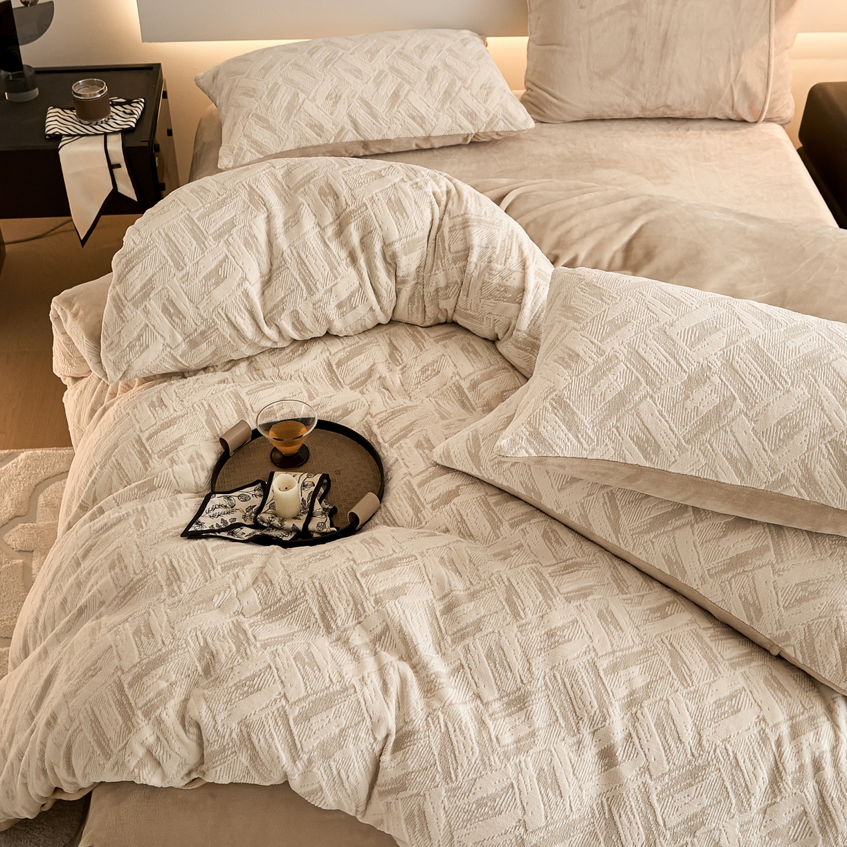 91家纺网 家纺一手货源 找家纺 言一 2025新款A类全消光超柔260G保暖加厚立体雕花牛奶绒四件套 霜语-卡其